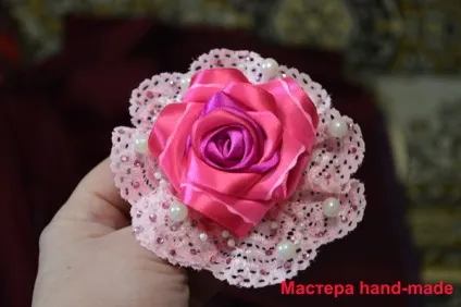 Брошка - троянда з атласних стрічок та мережива, своїми руками - майстри hand-made (брошка) Брошка - троянда з атласних стрічок та мережива, своїми руками - майстри hand-made