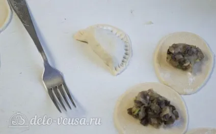 Чебуреки з куркою рецепт з фото - покрокове приготування курячих чебуреків (куркою) Чебуреки з куркою рецепт з фото - покрокове приготування курячих чебуреків