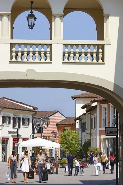 Serravalle designer outlet - італія по-російськи (детальна інформація про аутлеті Серравалле) Serravalle designer outlet - італія по-російськи