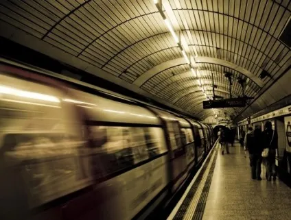 Давайте дізнаємося, на якій станції метро знаходиться червона площа (знаходиться) Давайте дізнаємося, на якій станції метро знаходиться червона площа