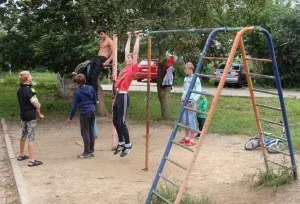 Діти у дворі