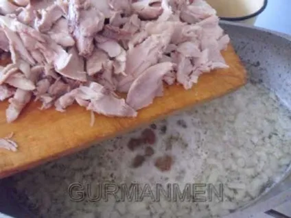 Сільська каша з пшеничної крупою і куркою, коли готують чоловіки (пшеничного) Сільська каша з пшеничної крупою і куркою, коли готують чоловіки