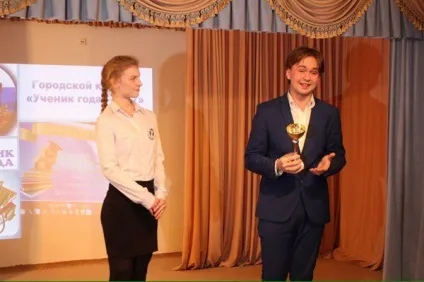 Дівчина з «другої школи» перемогла на Ровноом конкурсі «учень року» і тепер думає, чим ще (переможниця) Дівчина з «другої школи» перемогла на Ровноом конкурсі «учень року» і тепер думає, чим ще