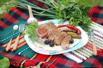 Домашні ковбаски зі свинини в натуральній оболонці на грилі