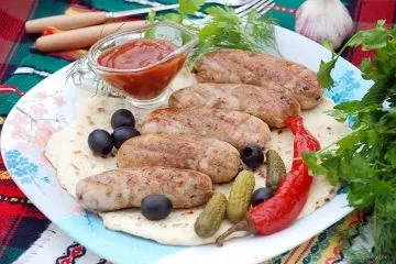 Домашні ковбаски зі свинини в натуральній оболонці на грилі