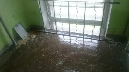 Будинок на вулиці московської затопило дощем через ремонт даху до чм (даху) Будинок на вулиці московської затопило дощем через ремонт даху до чс