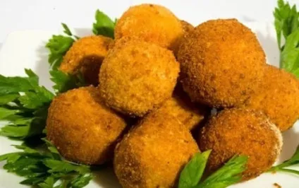 Домашні картопляні кульки з пюре з начинкою (смаком) Домашні картопляні кульки з пюре з начинкою