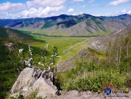 Пам'ятки гірського алтая, подорожуючи на машині (машині) Пам'ятки гірського алтая, подорожуючи на машині