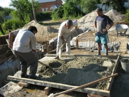 Електричні бетономішалки електродвигун, схема, фото (барабаном нерухомими лопатями) Електричні бетономішалки електродвигун, схема, фото