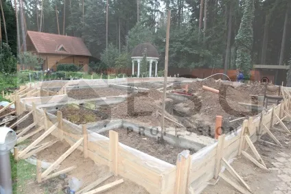 Етапи будівництва дерев'яного будинку з колоди