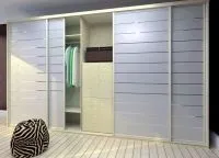 Шафа-купе у вітальні