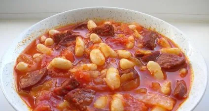 Квасоля з куркою в томатному соусі