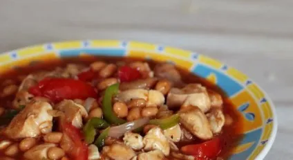 Квасоля з куркою в томатному соусі