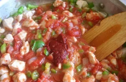 Квасоля з куркою в томатному соусі