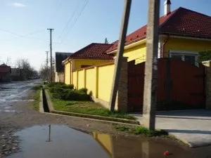 Глухий паркан між сусідами і ділянками в СНТ або на дачі норми і правила установки