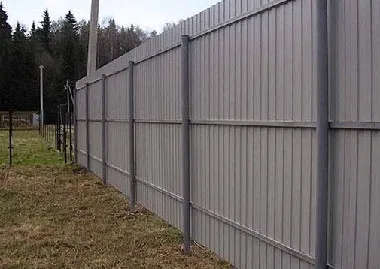 Глухий паркан між сусідами і ділянками в СНТ або на дачі норми і правила установки