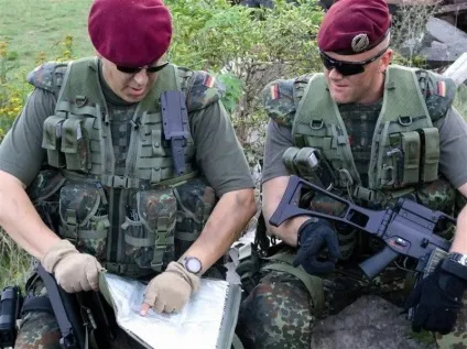 Історія і різновиди військових беретів (60 фото) (берети темно-бордового кольору Maroon) Історія і різновиди військових беретів (60 фото)