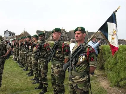 Історія і різновиди військових беретів (60 фото) (берети темно-бордового кольору) Історія і різновиди військових беретів (60 фото)