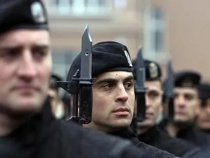 Історія і різновиди військових беретів (60 фото) (берети темно-бордового кольору Maroon) Історія і різновиди військових беретів (60 фото)