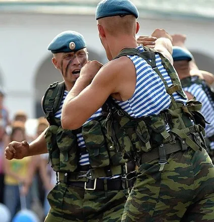 Історія і різновиди військових беретів (60 фото) (берети темно-бордового кольору) Історія і різновиди військових беретів (60 фото)
