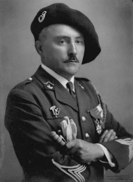 Історія і різновиди військових беретів (60 фото) (темно-бордового кольору Maroon) Історія і різновиди військових беретів (60 фото)
