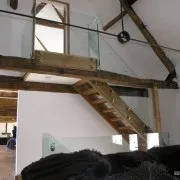 Красиві дерев'яні сходи в заміському будинку різновиди форм і конструкцій (сходи) Красиві дерев'яні сходи в заміському будинку різновиди форм і конструкцій