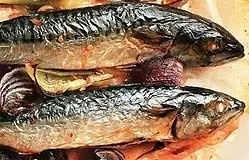 Скумбрія, запечена пергаменті, фользі, тесті (цибуля) Скумбрія, запечена пергаменті, фользі, тесті