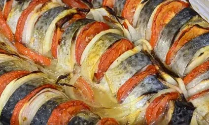 Скумбрія, запечена з помідорами і цибулею, готуємо смачно (цибуля) Скумбрія, запечена з помідорами і цибулею, готуємо смачно