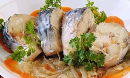 Скумбрія, запечена з помідорами і цибулею, готуємо смачно (риба) Скумбрія, запечена з помідорами і цибулею, готуємо смачно