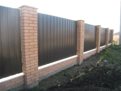Як встановити стовпи для забору з профнастилу, яку відстань між стовпчиками повинно (як встановити стовпи для забору з профнастилу) Як встановити стовпи для забору з профнастилу, яку відстань між стовпчиками повинно