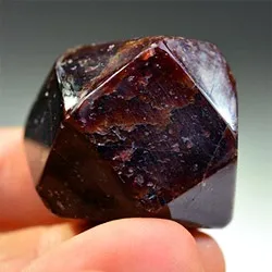 Камінь піроп (гранат)