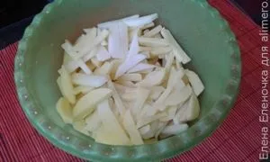 Картопля з сардельками по-селянськи в горщиках (картопля в духовці) Картопля з сардельками по-селянськи в горщиках