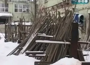 Крісло-гойдалка із лози