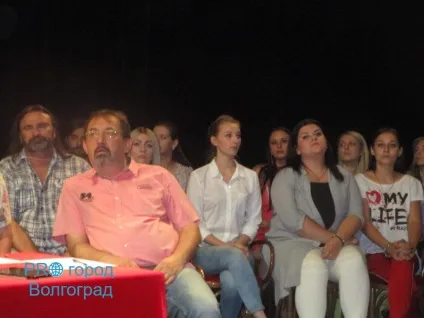 Крик за сценою »