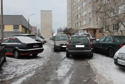 Хто повинен поступатися дорогою у дворі (роз'їзд у дворі) Хто повинен поступатися дорогою у дворі