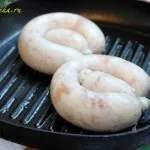 Курячі ковбаски на сковороді гриль (сковороді) Курячі ковбаски на сковороді гриль