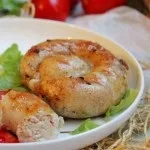 Курячі ковбаски на сковороді гриль (гриль) Курячі ковбаски на сковороді гриль