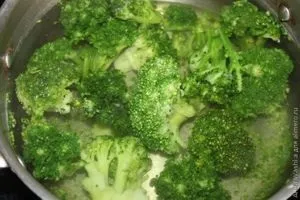 Курка з брокколі запечена під вершковим соусом (куряча грудка з брокколі) Курка з брокколі запечена під вершковим соусом