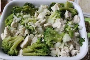 Курка з брокколі запечена під вершковим соусом (запіканка з куркою) Курка з брокколі запечена під вершковим соусом