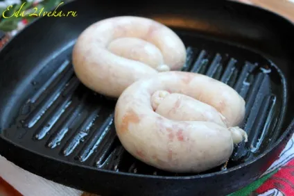 Курячі ковбаски на сковороді гриль (гриль) Курячі ковбаски на сковороді гриль