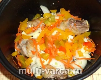Курка з овочами в мультиварці