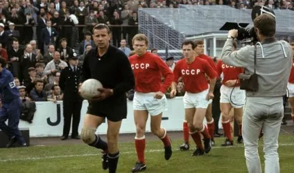 Лев Яшин - біографія воротаря, фото, зростання, сім'я, скільки голів пропустив, смерть (фото) Лев Яшин - біографія воротаря, фото, зростання, сім'я, скільки голів пропустив, смерть