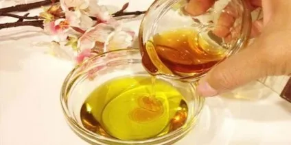 Маска для волосся з коньяком з маслами домашня для зростання, з реп'яхову олію і яйцем від випадання (маска) Маска для волосся з коньяком з маслами домашня для зростання, з реп'яхову олію і яйцем від випадання