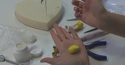 Майстерня авторських подарунків арт прайз - кульбаба з полімерної глини (смужки змащуємо клеєм) Майстерня авторських подарунків арт прайз - кульбаба з полімерної глини