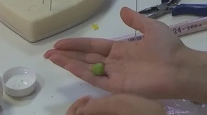 Майстерня авторських подарунків арт прайз - кульбаба з полімерної глини (смужки змащуємо клеєм) Майстерня авторських подарунків арт прайз - кульбаба з полімерної глини