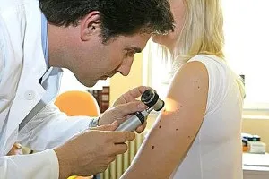 Меланома шкіри симптоми, причини, профілактика і лікування