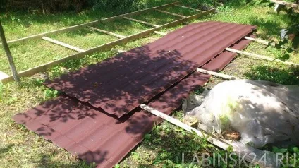 Монтаж металочерепиці своїми руками поодинці (самостійно) Монтаж металочерепиці своїми руками поодинці
