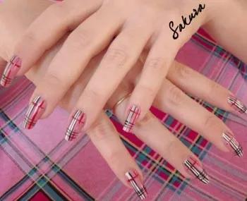 Нігті в смужку burberry