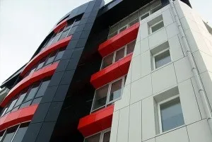Облицювання зовнішніх стін будівлі композитними алюмінієвими панелями (стін) Облицювання зовнішніх стін будівлі композитними алюмінієвими панелями