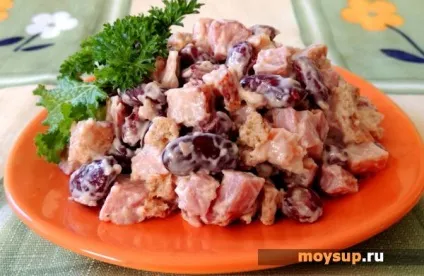 Обладнаний салат з копченою курочкою, квасолею і сухариками (салат) Обладнаний салат з копченою курочкою, квасолею і сухариками